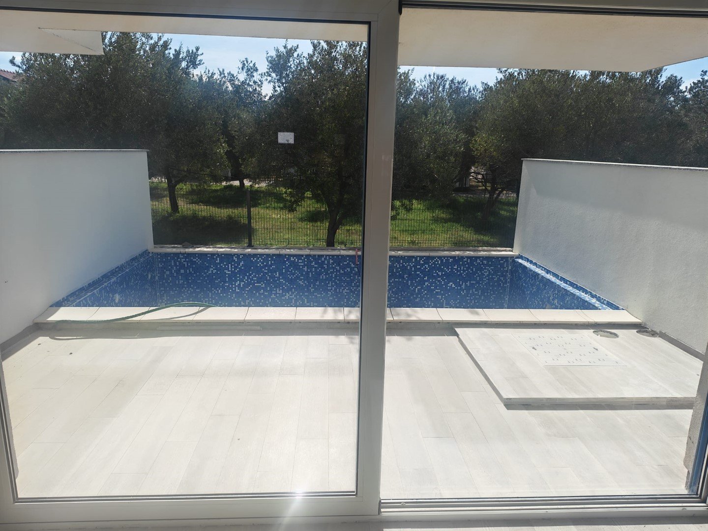 Luxurious three-storey apartment with a swimming pool and a roof terrace 65 m from the sea, Privlaka, Croatia