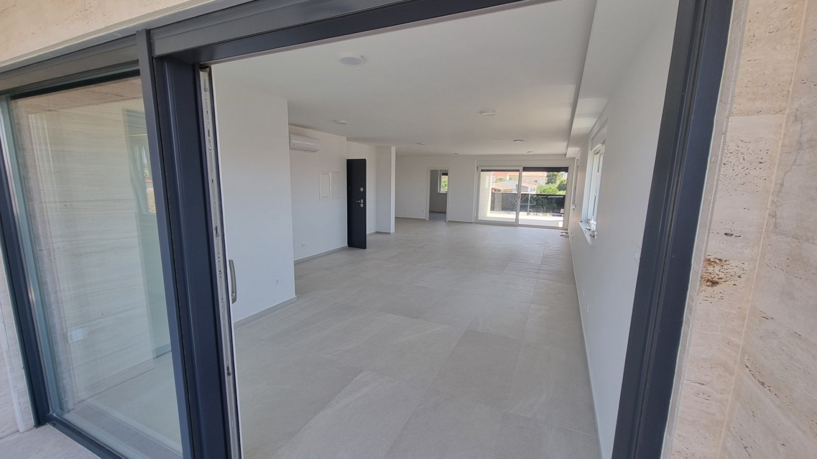 Luxuriöses Penthouse mit Dachterrasse und Meerblick, 140 m vom Strand entfernt, Privlaka, Kroatien