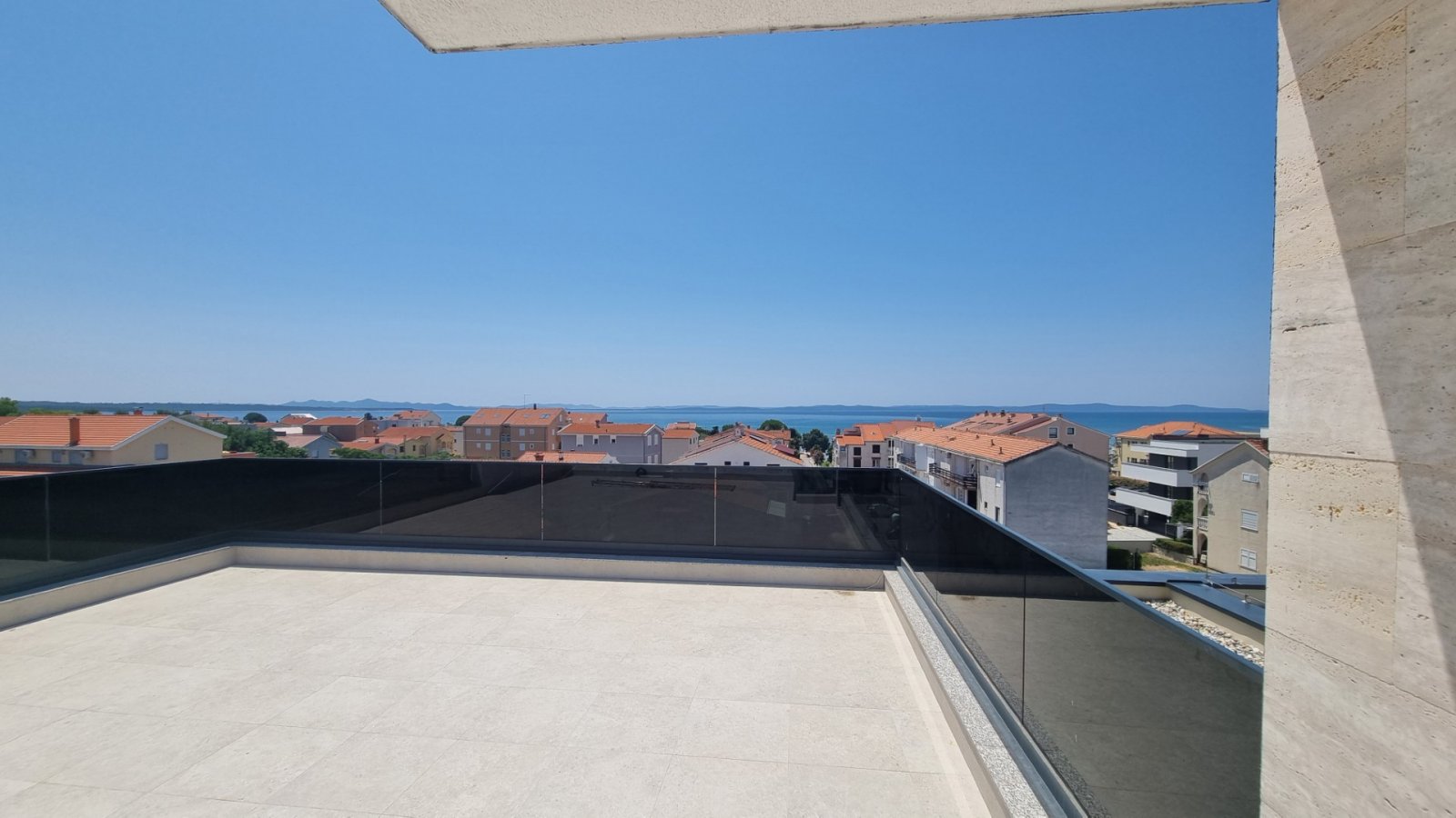 Luxuriöses Penthouse mit Dachterrasse und Meerblick, 140 m vom Strand entfernt, Privlaka, Kroatien