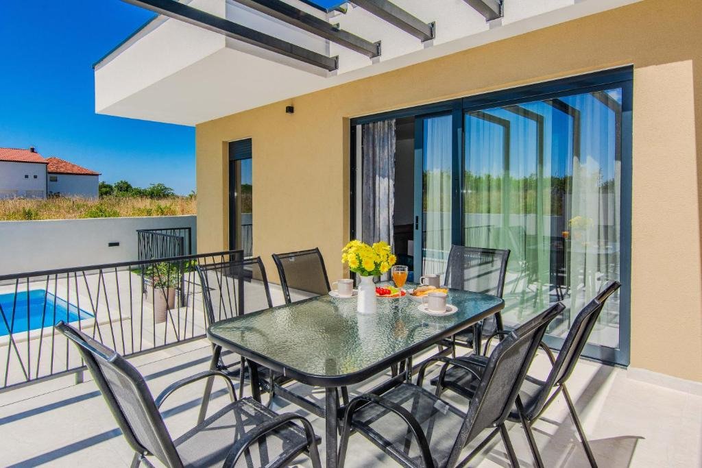 Villa with pool and established tourist rental, Privlaka, Croatia