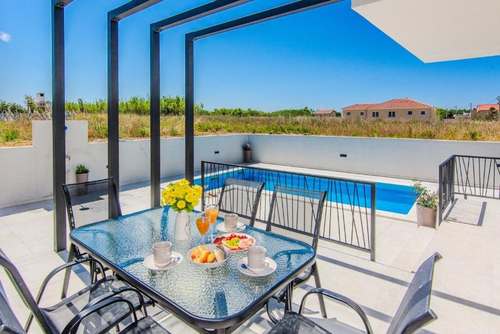 Villa with pool and established tourist rental, Privlaka, Croatia
