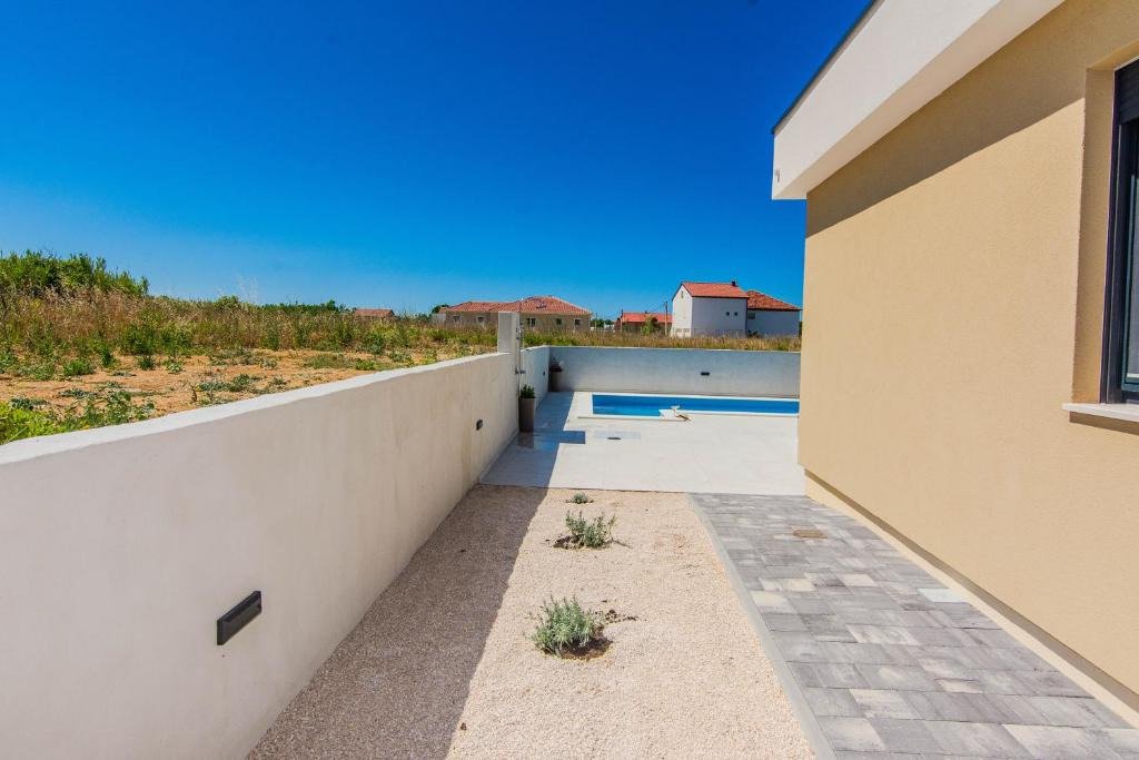 Villa with pool and established tourist rental, Privlaka, Croatia