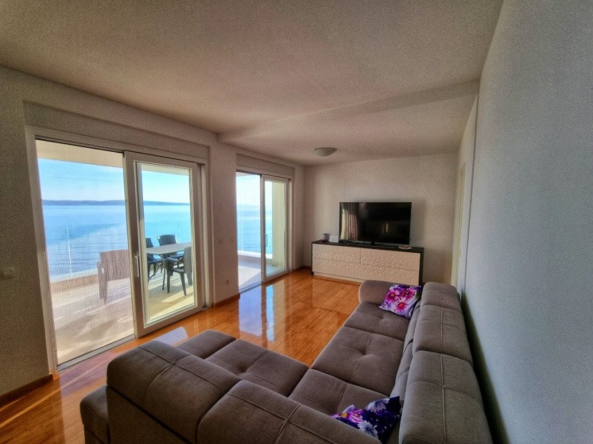 Luxuriöse Maisonette-Wohnung mit zwei Terrassen und drei Parkplätzen in der ersten Reihe – Povljana, Kroatien
