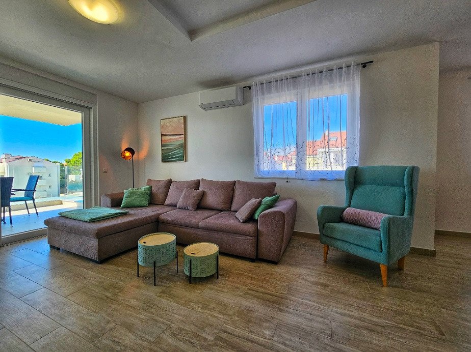 Luxuriöse Maisonette-Wohnung mit zwei Terrassen in erster Reihe am Meer – Povljana, Kroatien