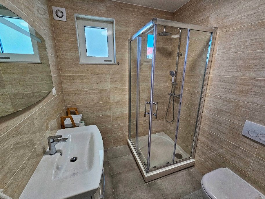 Luxuriöse Maisonette-Wohnung mit zwei Terrassen in erster Reihe am Meer – Povljana, Kroatien
