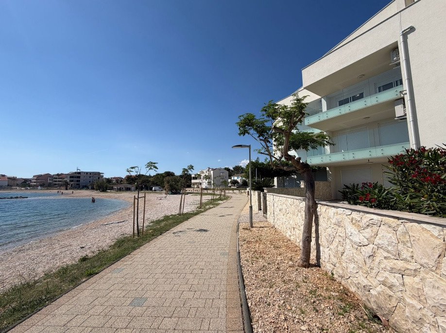 Luxuriöse Maisonette-Wohnung mit zwei Terrassen in erster Reihe am Meer – Povljana, Kroatien