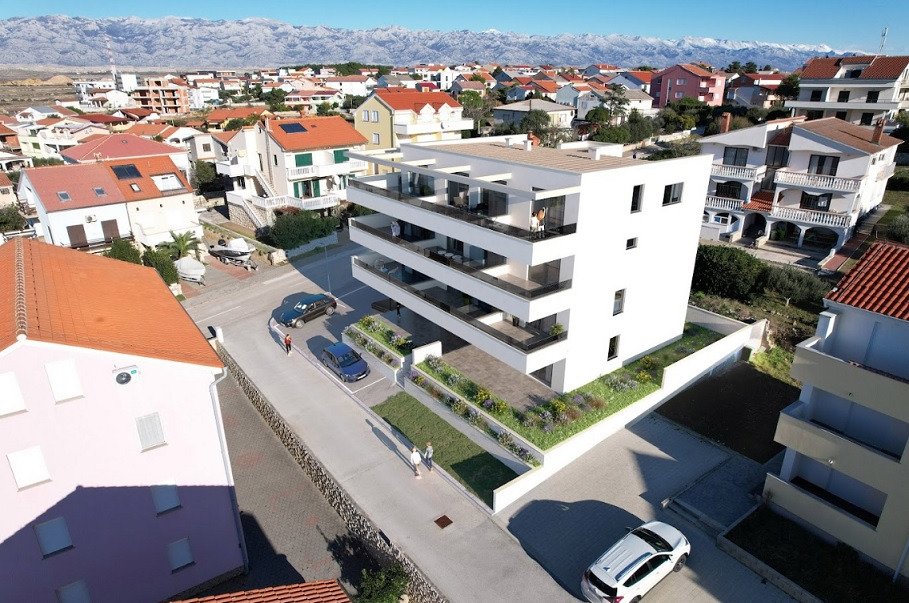 Spacious four-room apartment with garden and parking near the sea – Povljana, Croatia