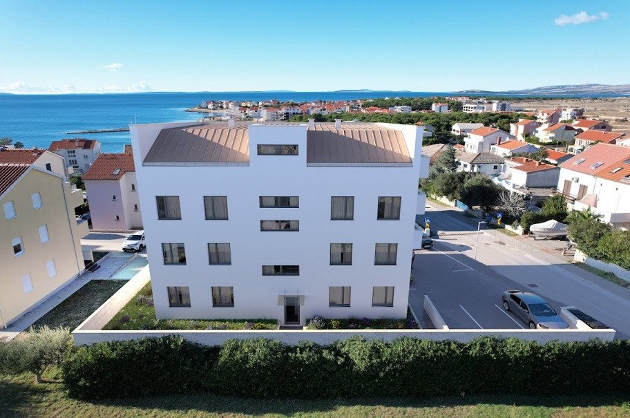 Spacious four-room apartment with garden and parking near the sea – Povljana, Croatia