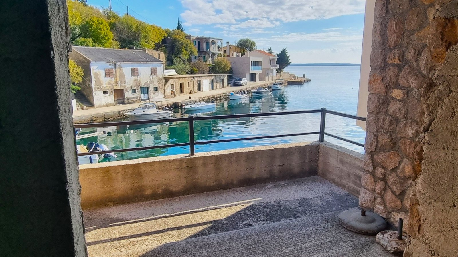 Barić Draga: Seaside house in the first row with a boat mooring, Barić Draga, Croatia Barić Draga: Seaside house in the first row with a boat mooring, Barić Draga, Croatia