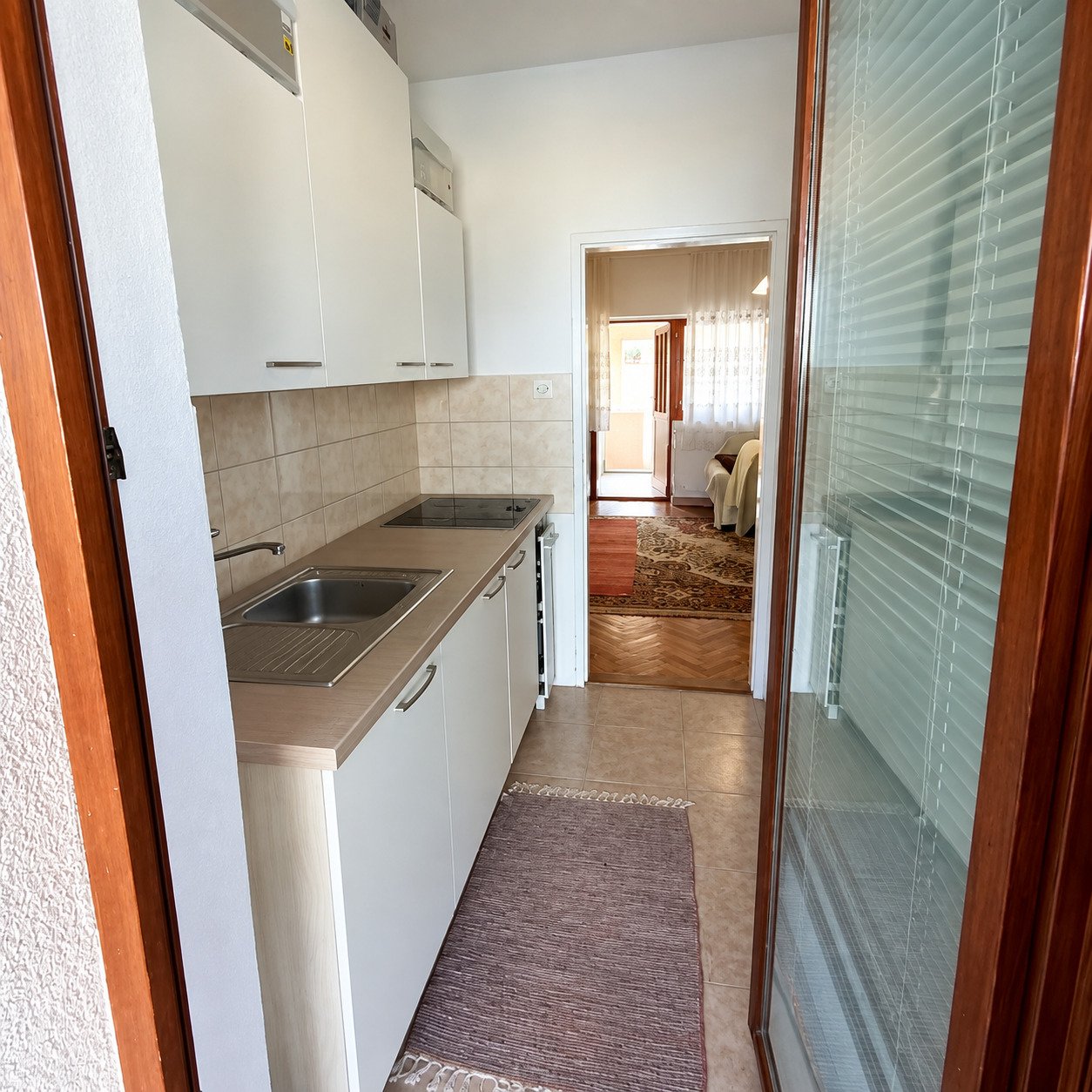 Gut gepflegtes Haus mit zwei Wohneinheiten, 300 m vom Strand entfernt, Sabunike, Kroatien