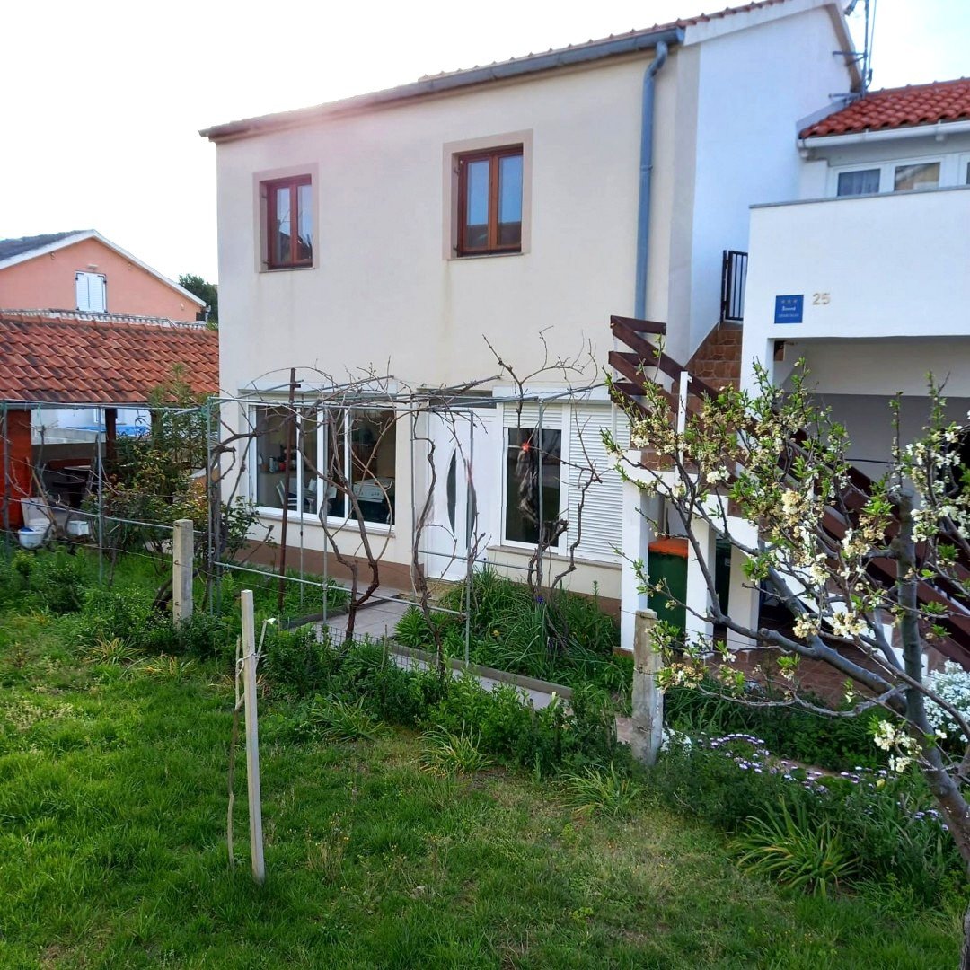 Gut gepflegtes Haus mit zwei Wohneinheiten, 300 m vom Strand entfernt, Sabunike, Kroatien