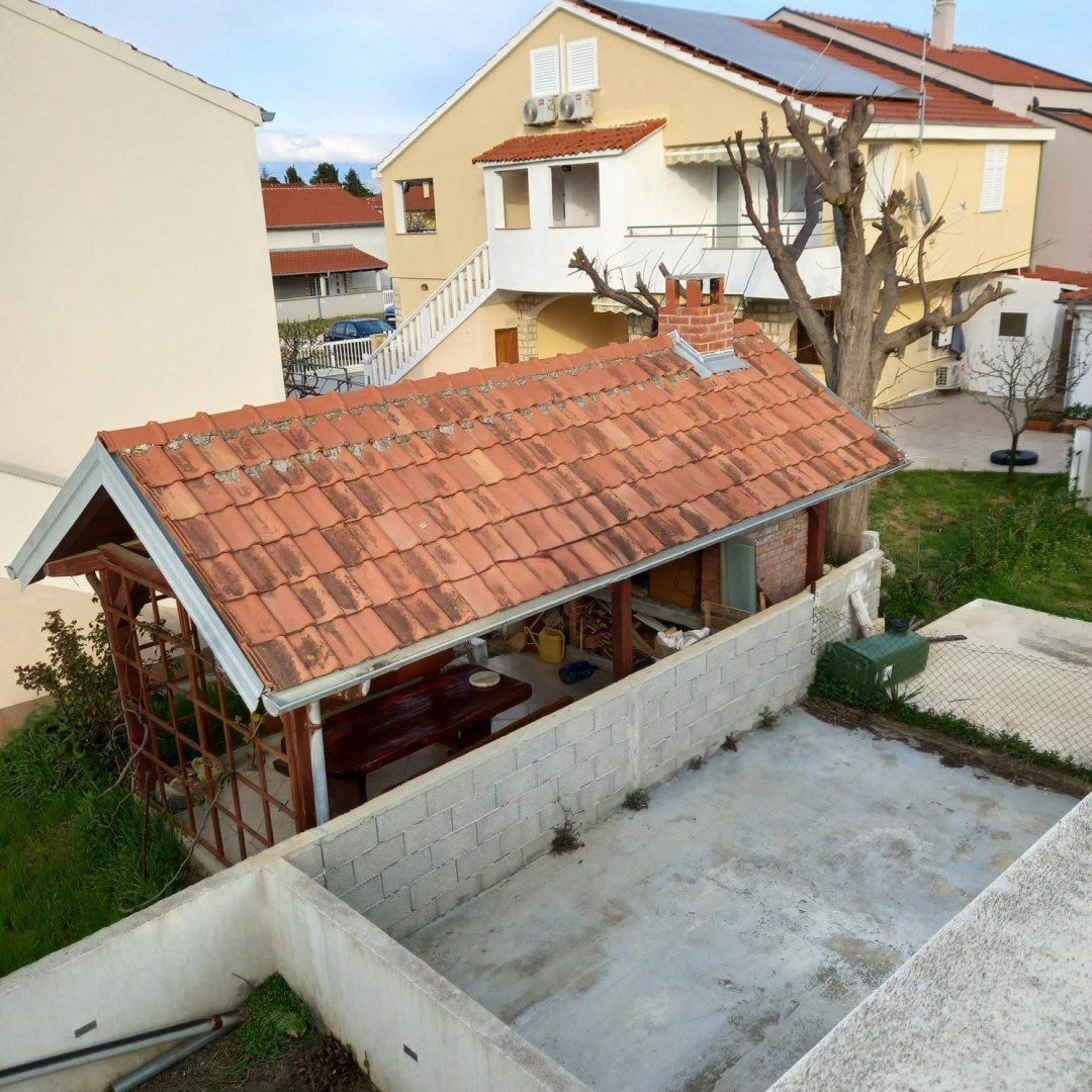 Gut gepflegtes Haus mit zwei Wohneinheiten, 300 m vom Strand entfernt, Sabunike, Kroatien