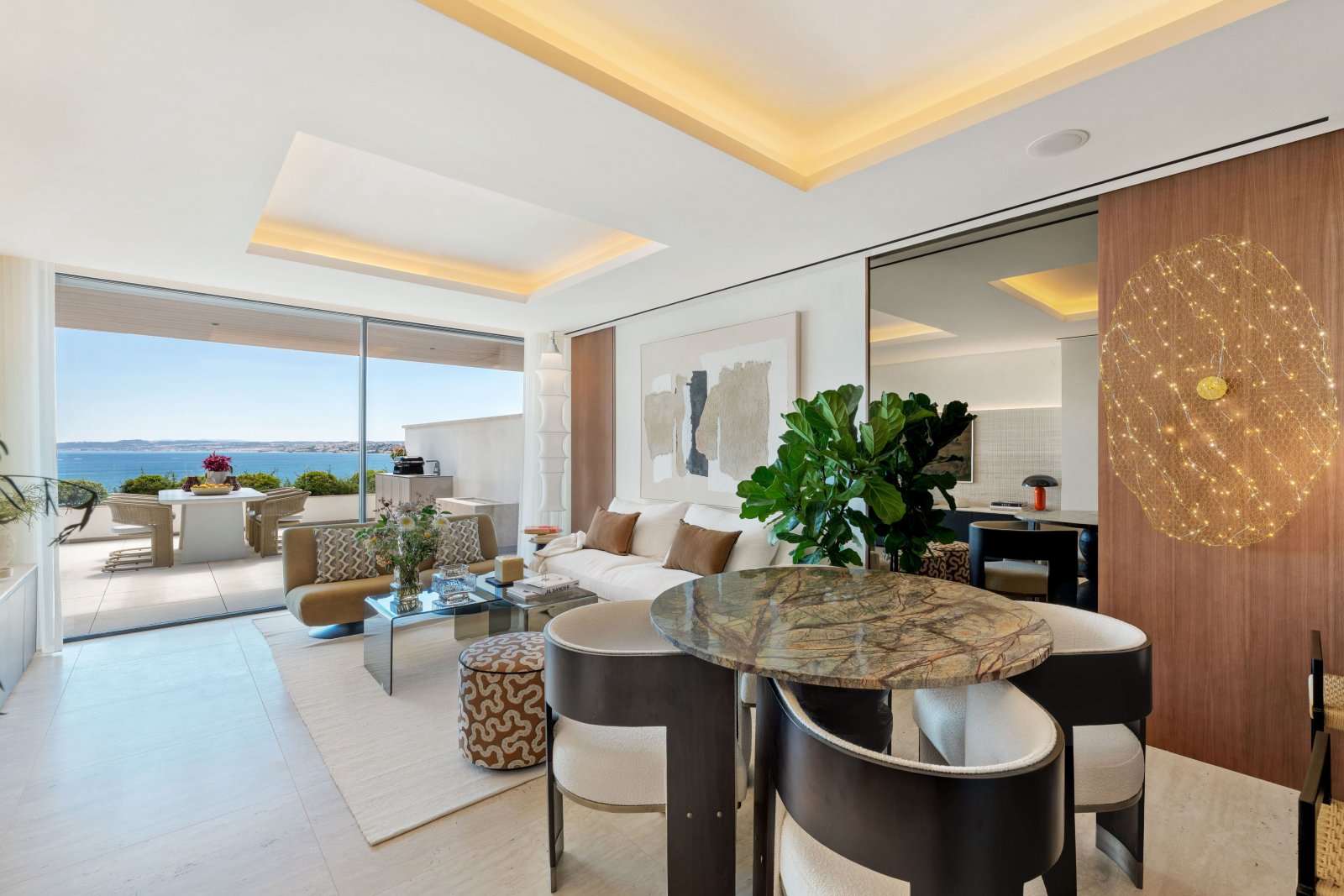 Elegant apartment with a terrace of 189.9 m² by the sea, Estepona, Spain