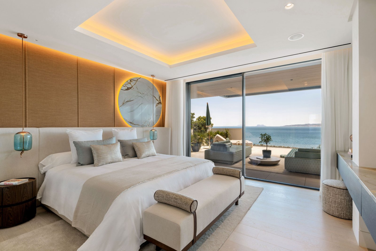 Elegant apartment with a terrace of 189.9 m² by the sea, Estepona, Spain