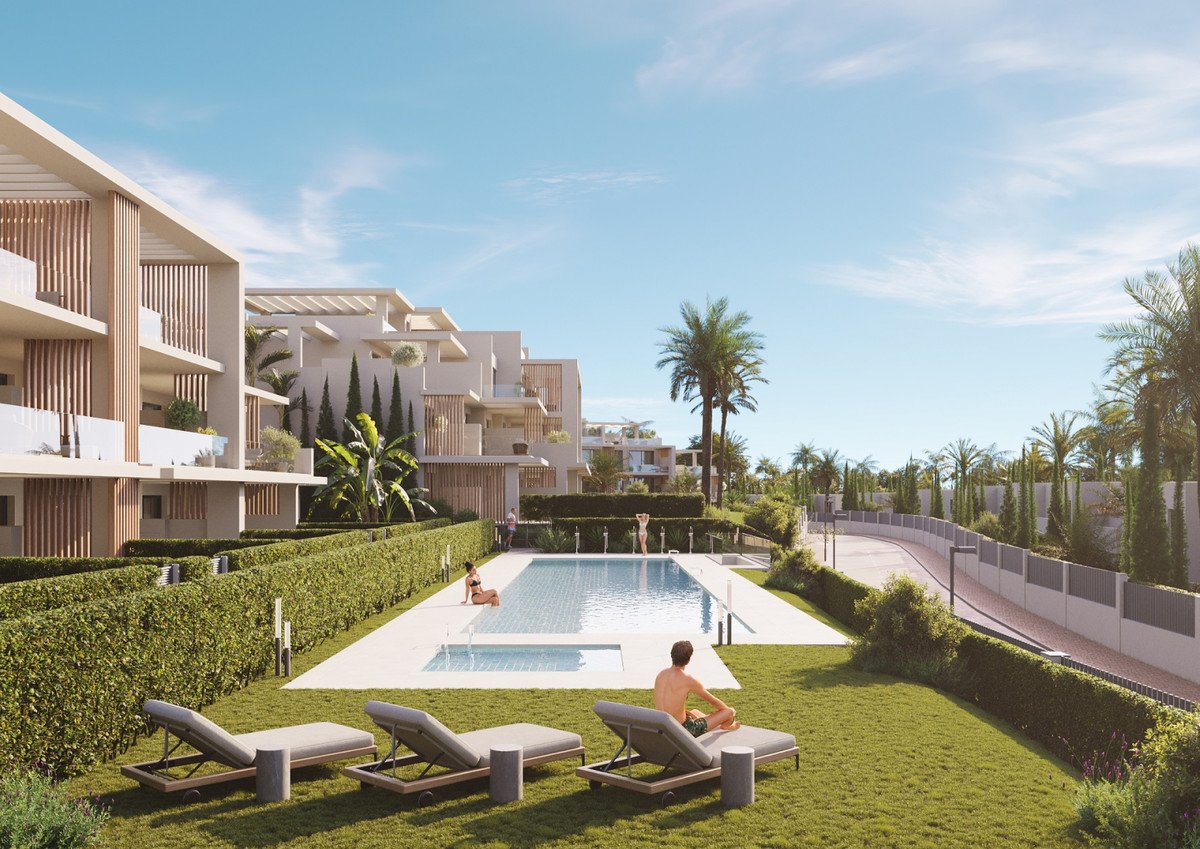 Elegante Erdgeschosswohnung mit Garten in Strandnähe, Estepona, Spanien