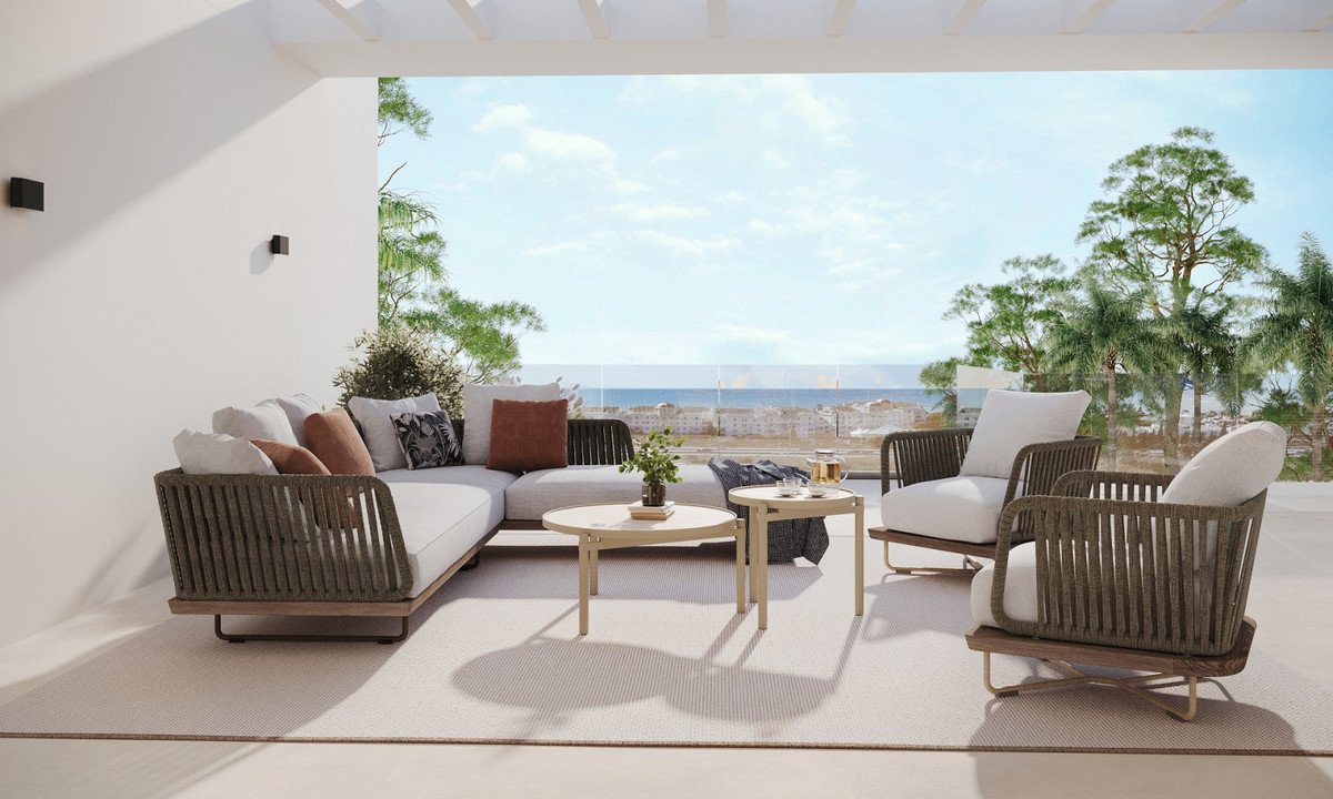 Elegante Erdgeschosswohnung mit Garten in Strandnähe, Estepona, Spanien