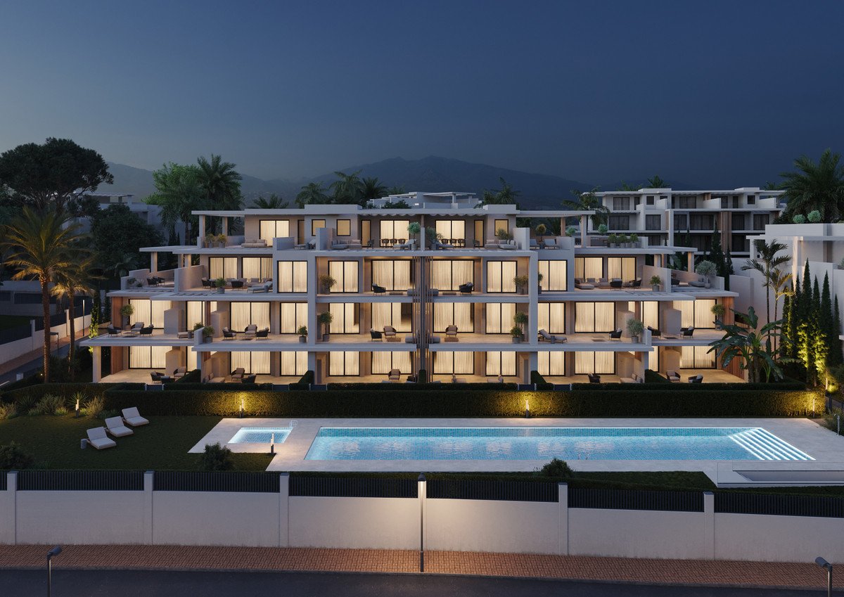 Elegante Erdgeschosswohnung mit Garten in Strandnähe, Estepona, Spanien
