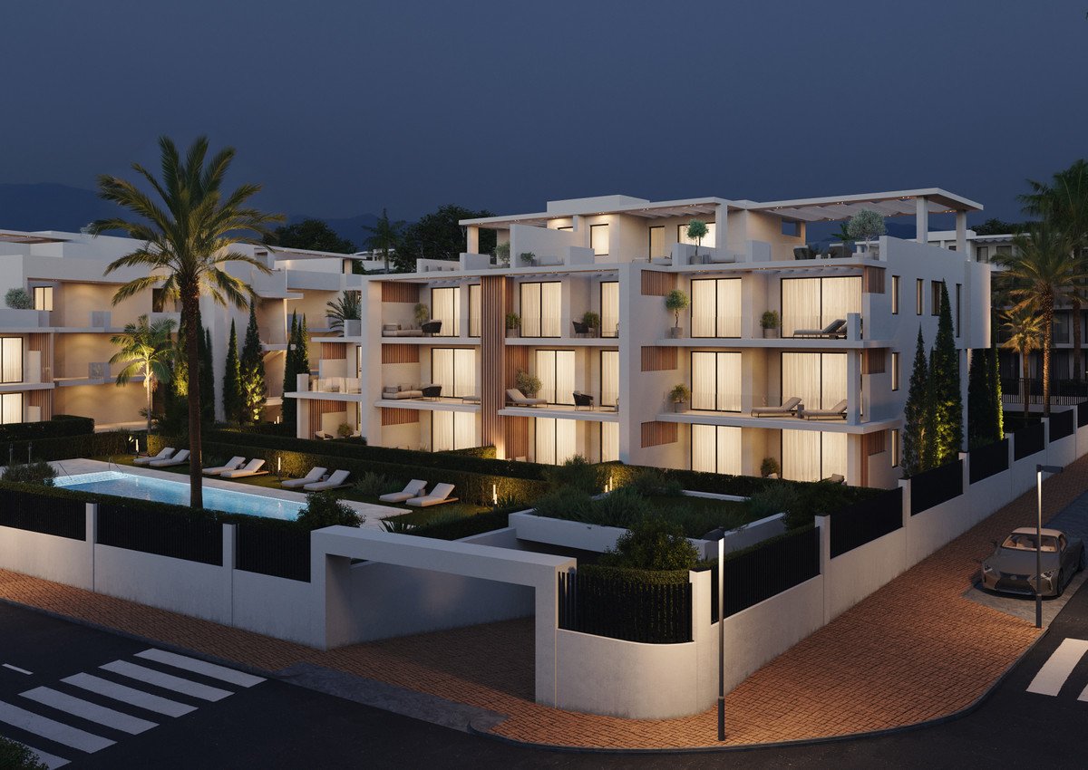 Elegante Erdgeschosswohnung mit Garten in Strandnähe, Estepona, Spanien