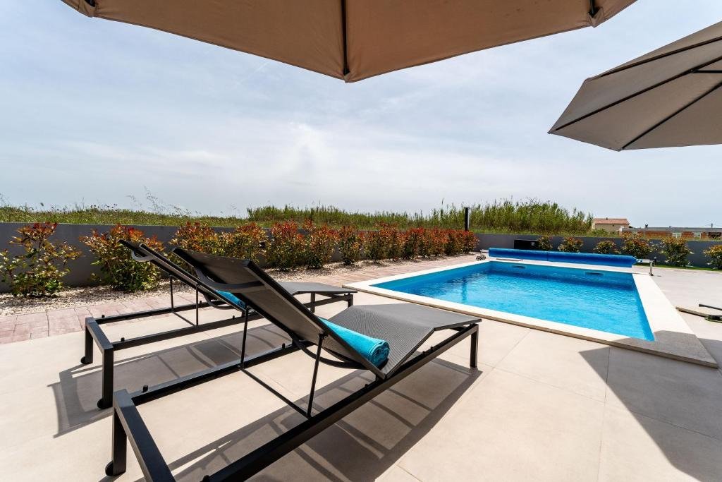 Elegant villa with private pool and established rental, Privlaka, Croatia