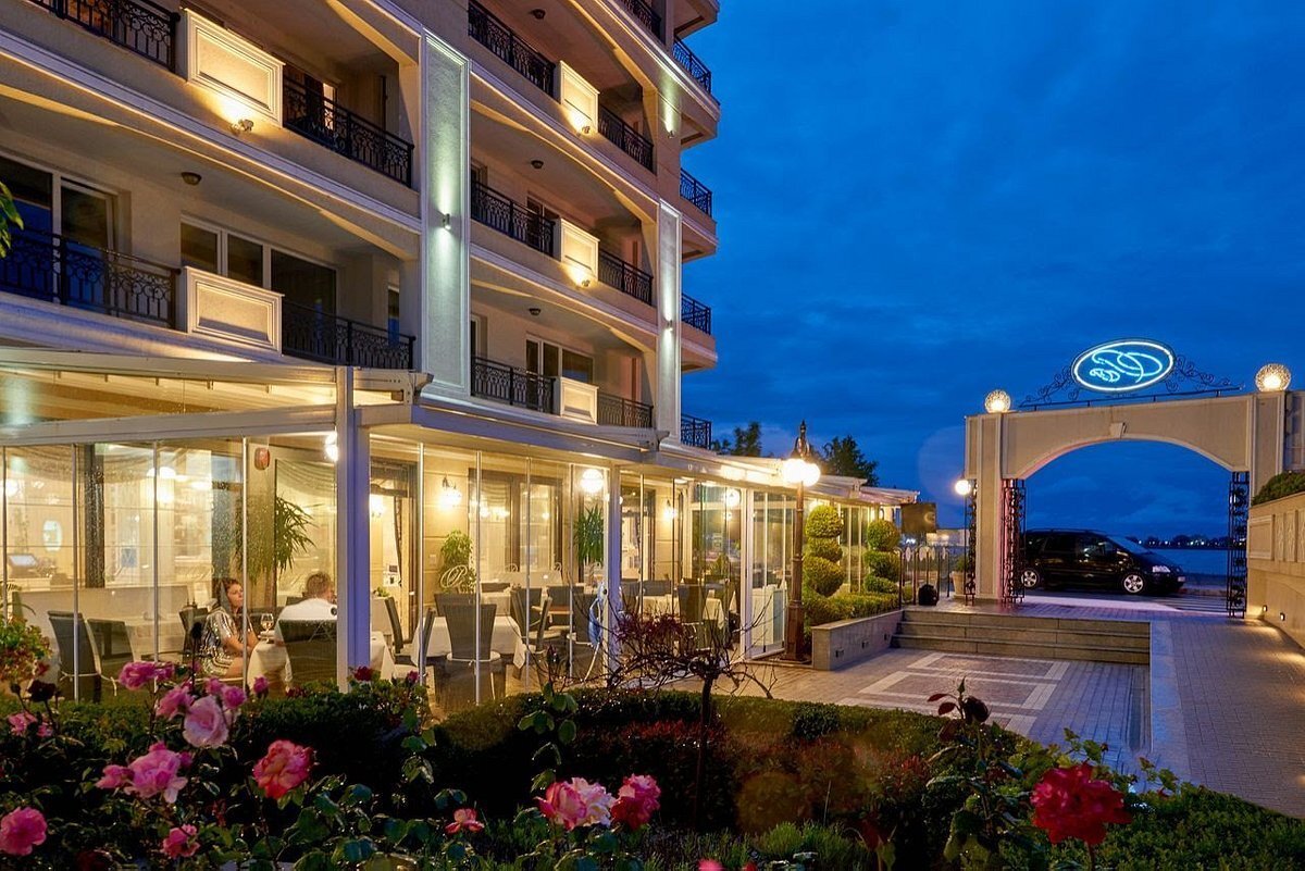 Two-room apartment with sea and pool views in the Penelope Palace complex, Pomorie, Bulgaria