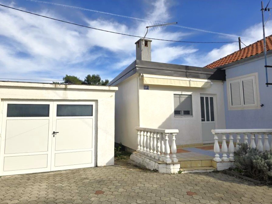 Unique semi-detached house with sea view and promenade Jadro island Vir