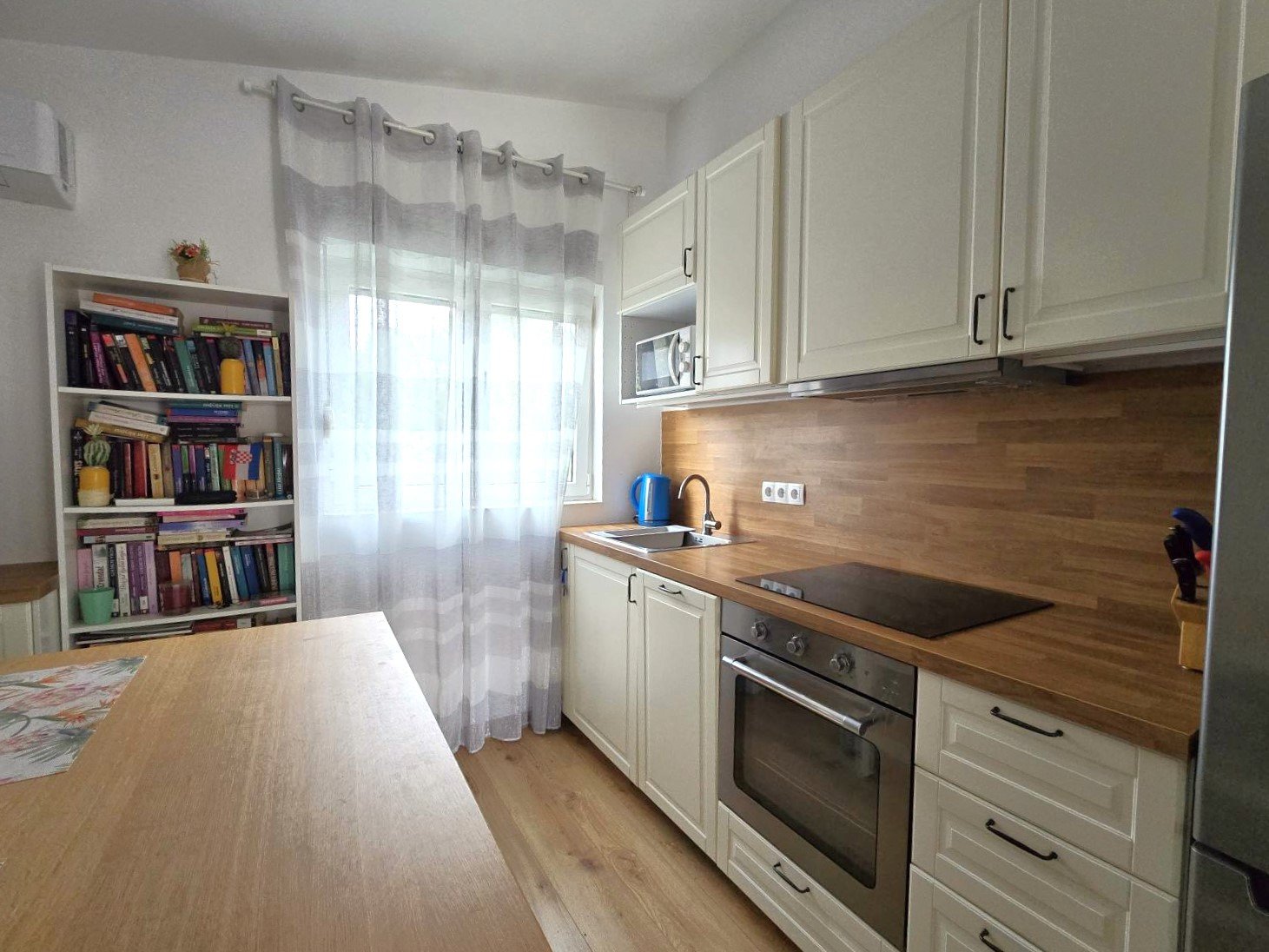 Unique semi-detached house with sea view and promenade Jadro island Vir