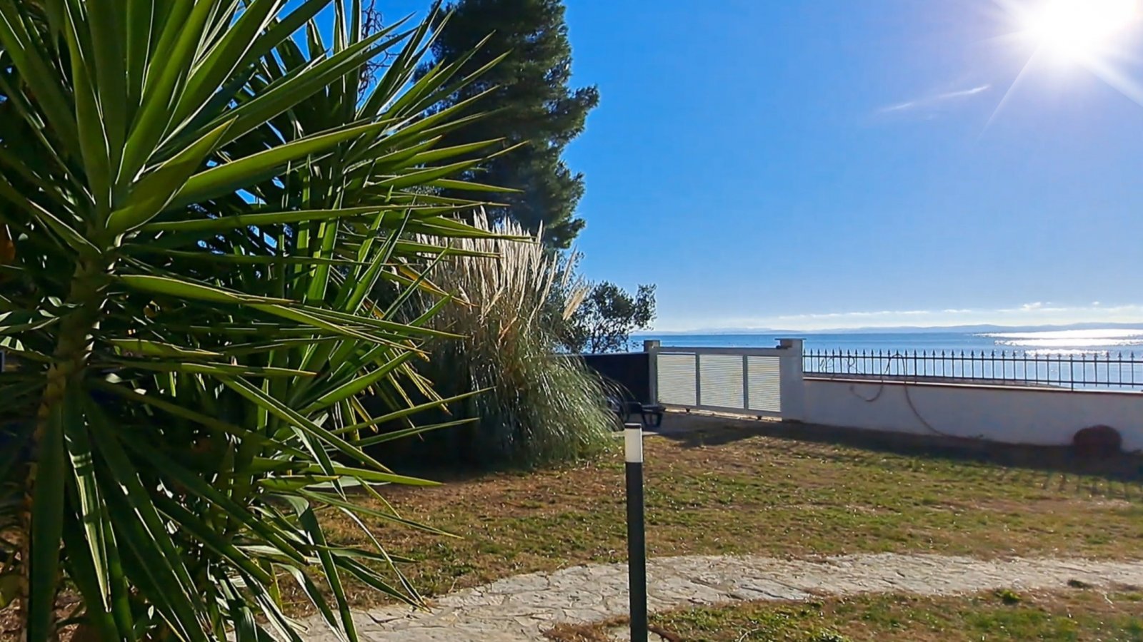 Two sunny apartments with direct beach access and garden on the island of Vir