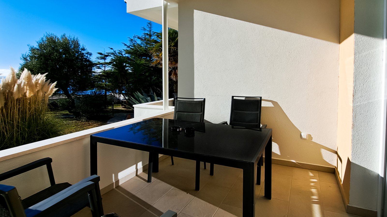 Two sunny apartments with direct beach access and garden on the island of Vir