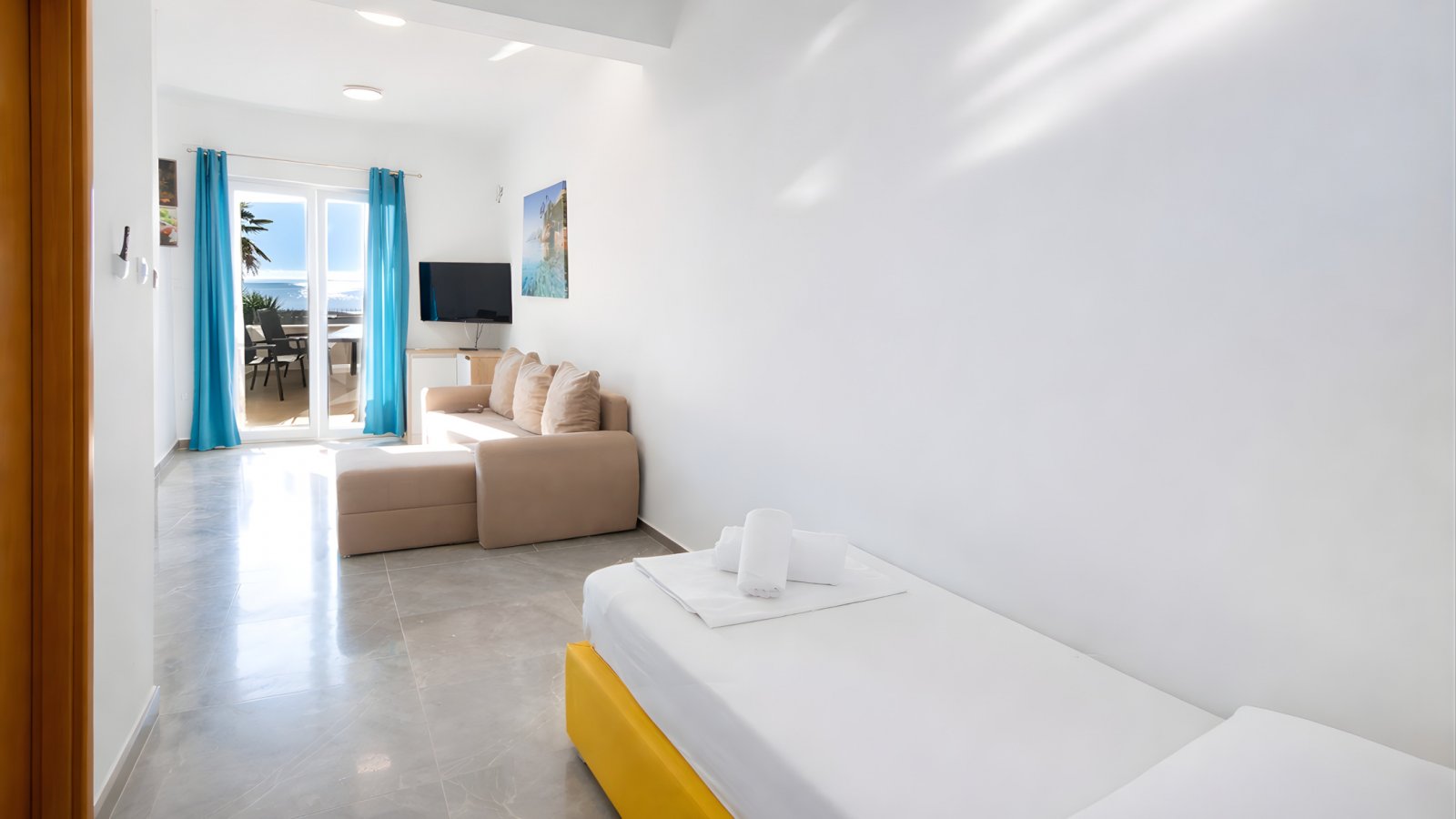 Two sunny apartments with direct beach access and garden on the island of Vir