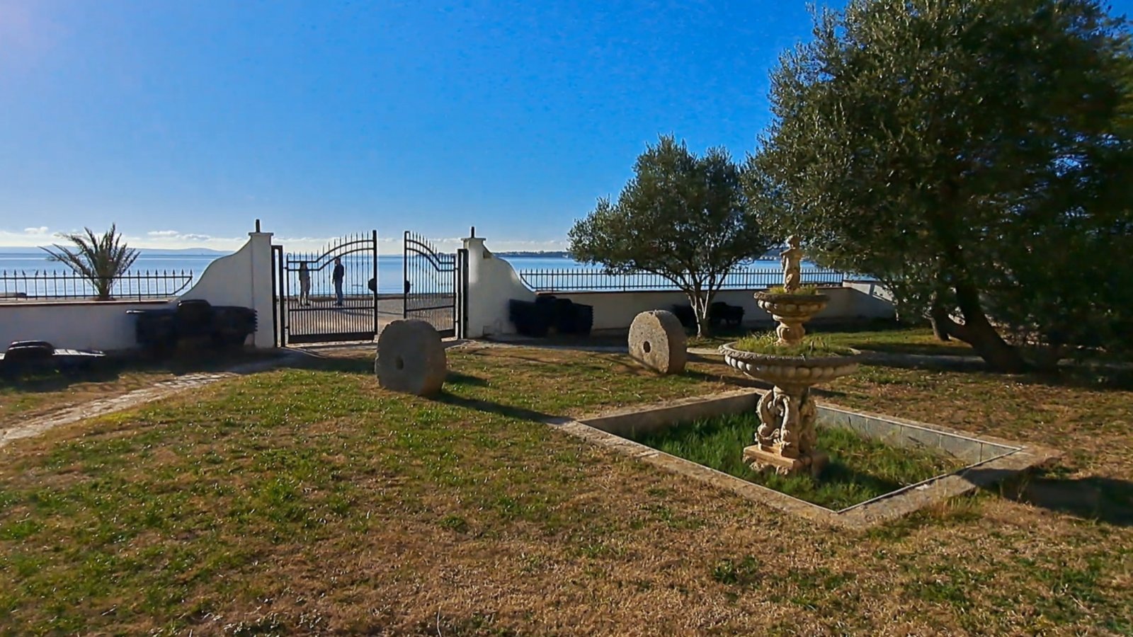 Two sunny apartments with direct beach access and garden on the island of Vir