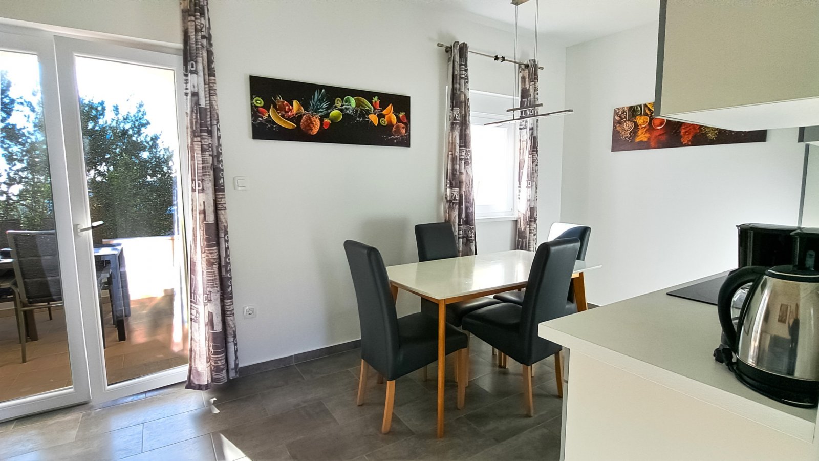 Two sunny apartments with direct beach access and garden on the island of Vir