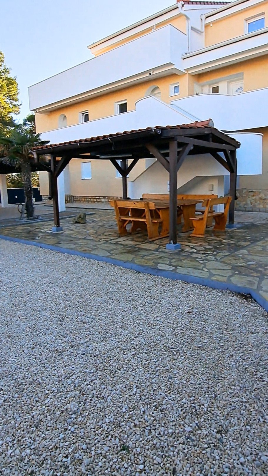 Two sunny apartments with direct beach access and garden on the island of Vir