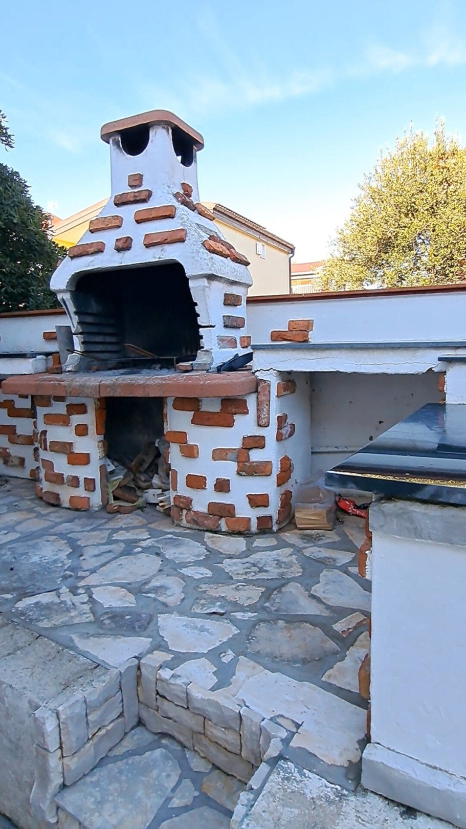 Two sunny apartments with direct beach access and garden on the island of Vir