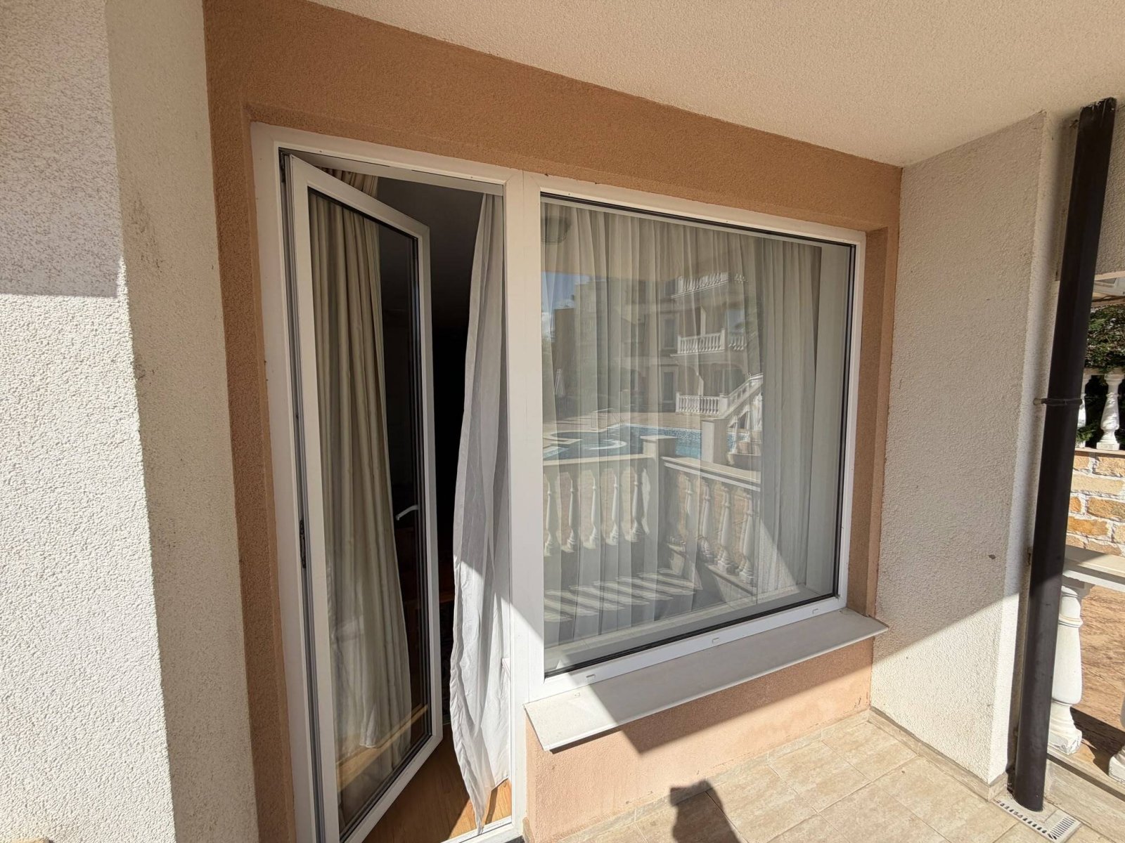 Two-room apartment with pool view in the Villa Antorini complex in Sveti Vlas, Bulgaria