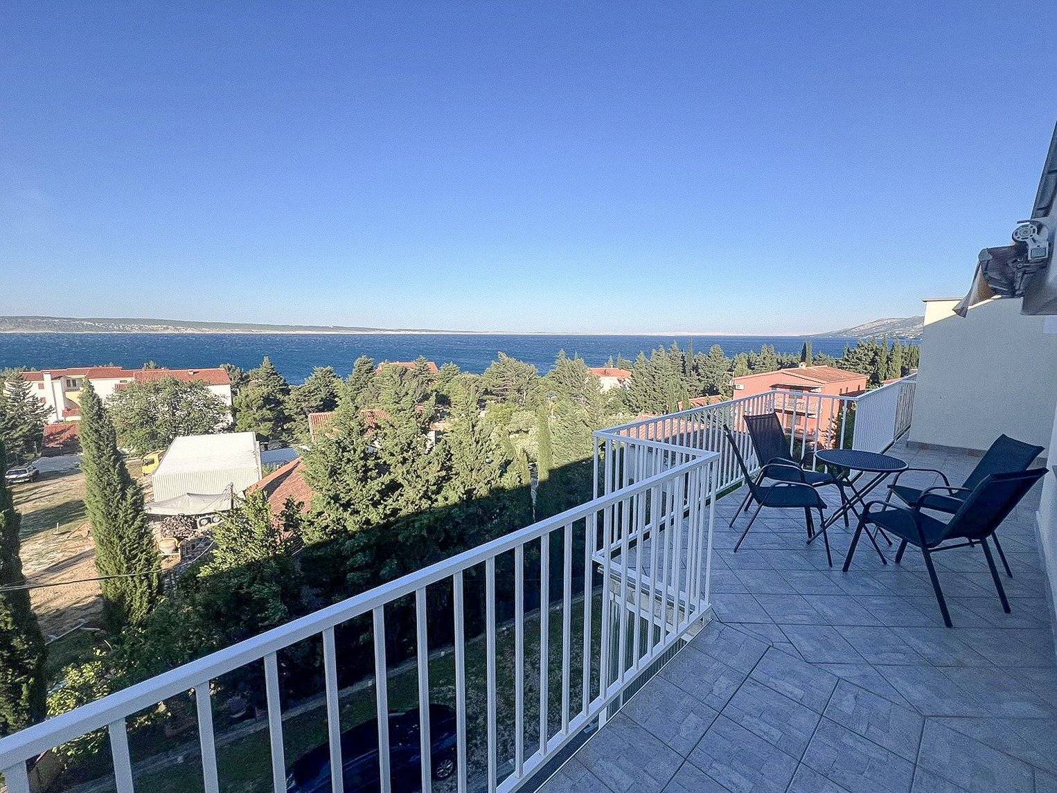 Bright attic apartment with terrace and sea view, Starigrad, Croatia