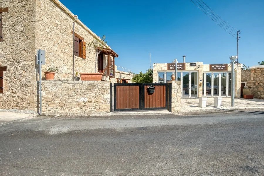 Buildings in Mesa Chorio, Paphos