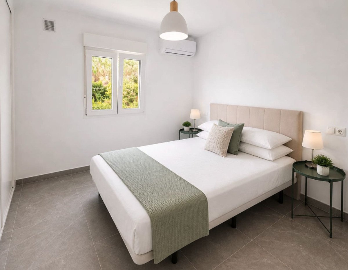 Sunny apartment by the golf course and close to the sea, La Duquesa
