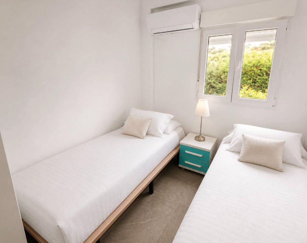 Sunny apartment by the golf course and close to the sea, La Duquesa