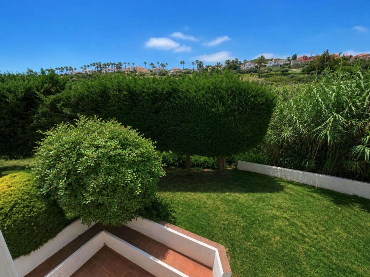 Sunny apartment by the golf course and close to the sea, La Duquesa