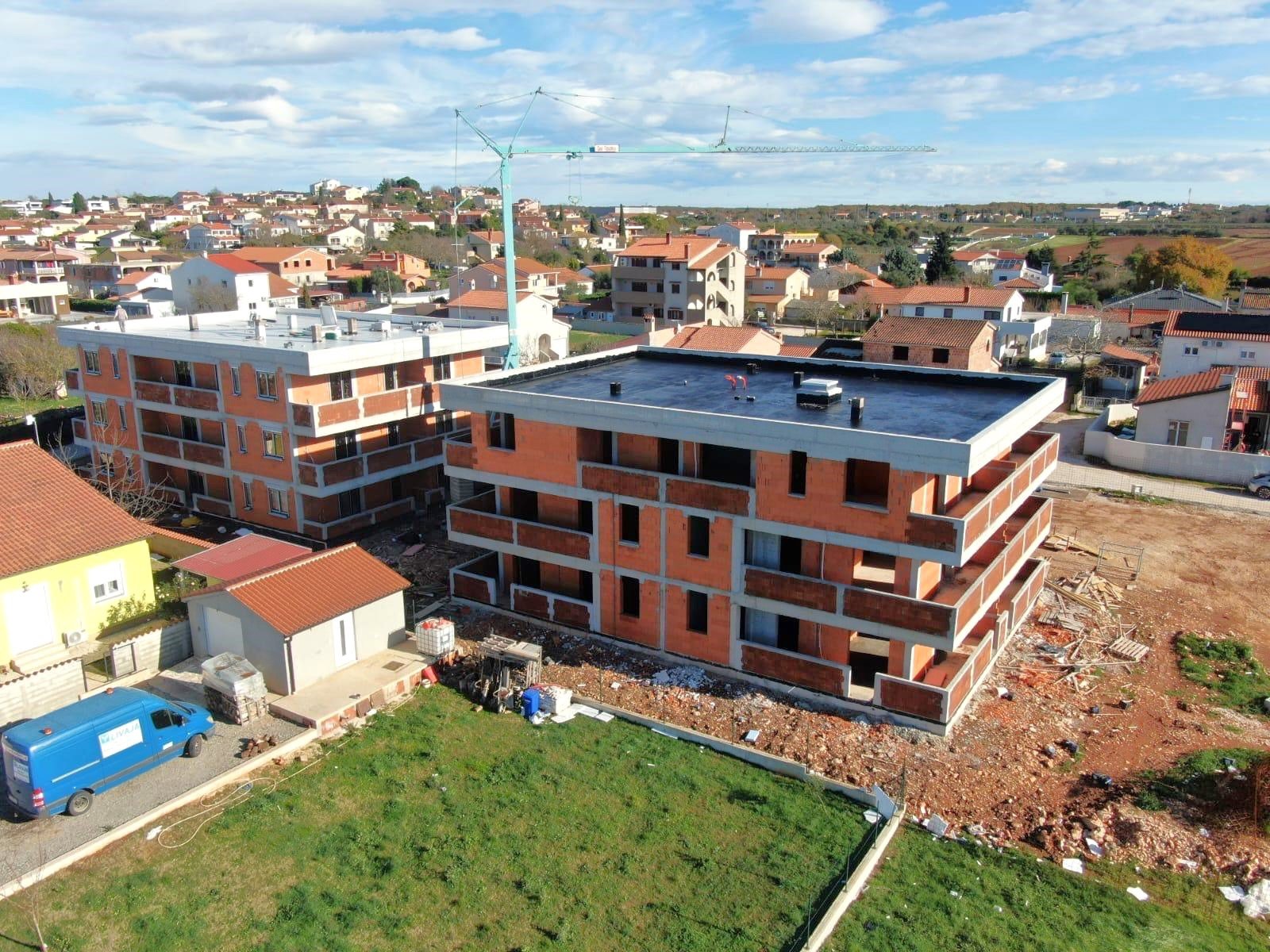 Neue Wohnung mit zwei Schlafzimmern, überdachter Terrasse und zwei Parkplätzen, Pula, Kroatien