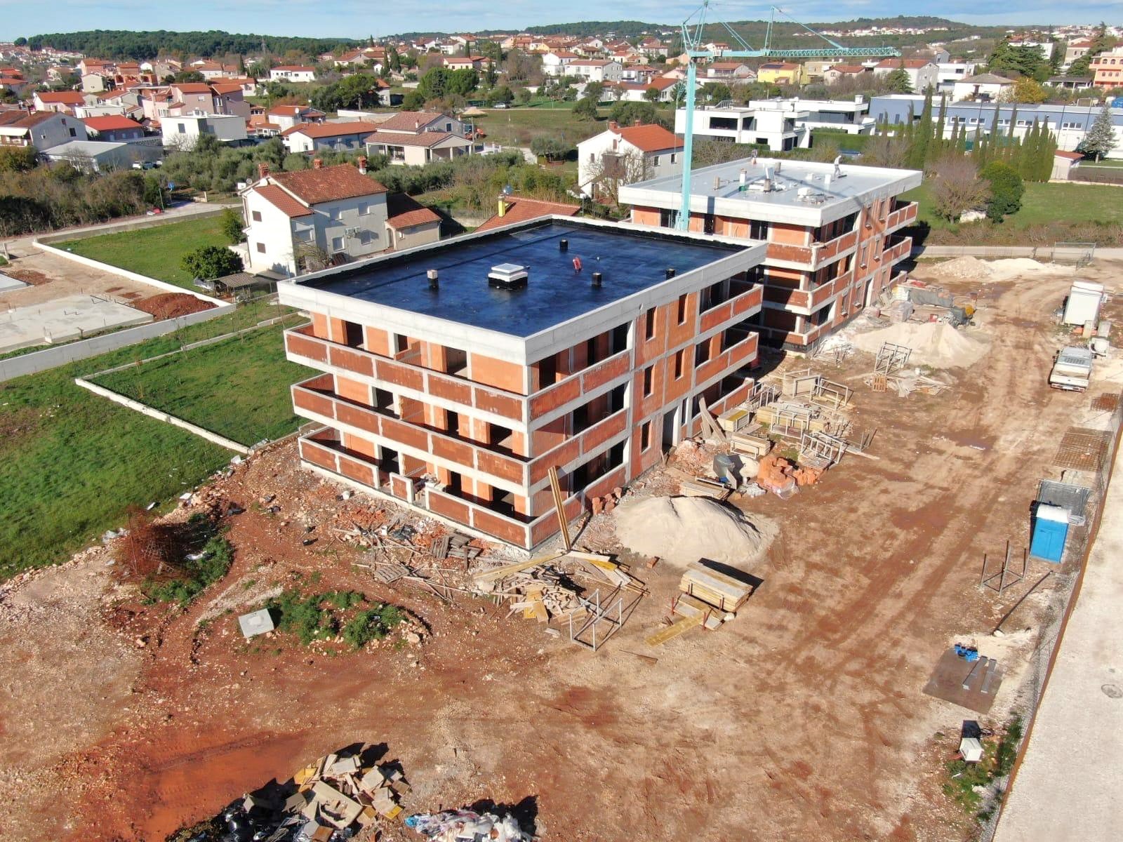 Neue Wohnung mit zwei Schlafzimmern, überdachter Terrasse und zwei Parkplätzen, Pula, Kroatien