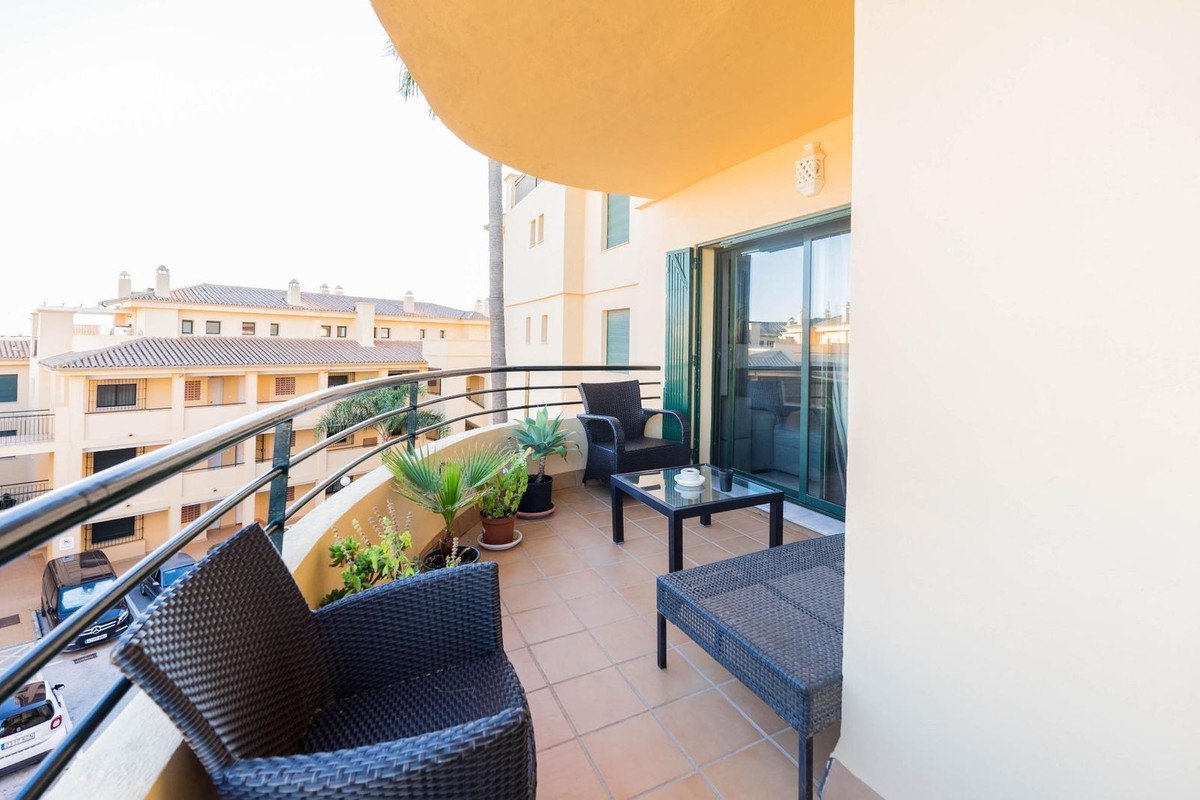 Helle Kapitalanlagewohnung mit Mietern, Terrasse und Pool, Riviera del Sol, Spanien