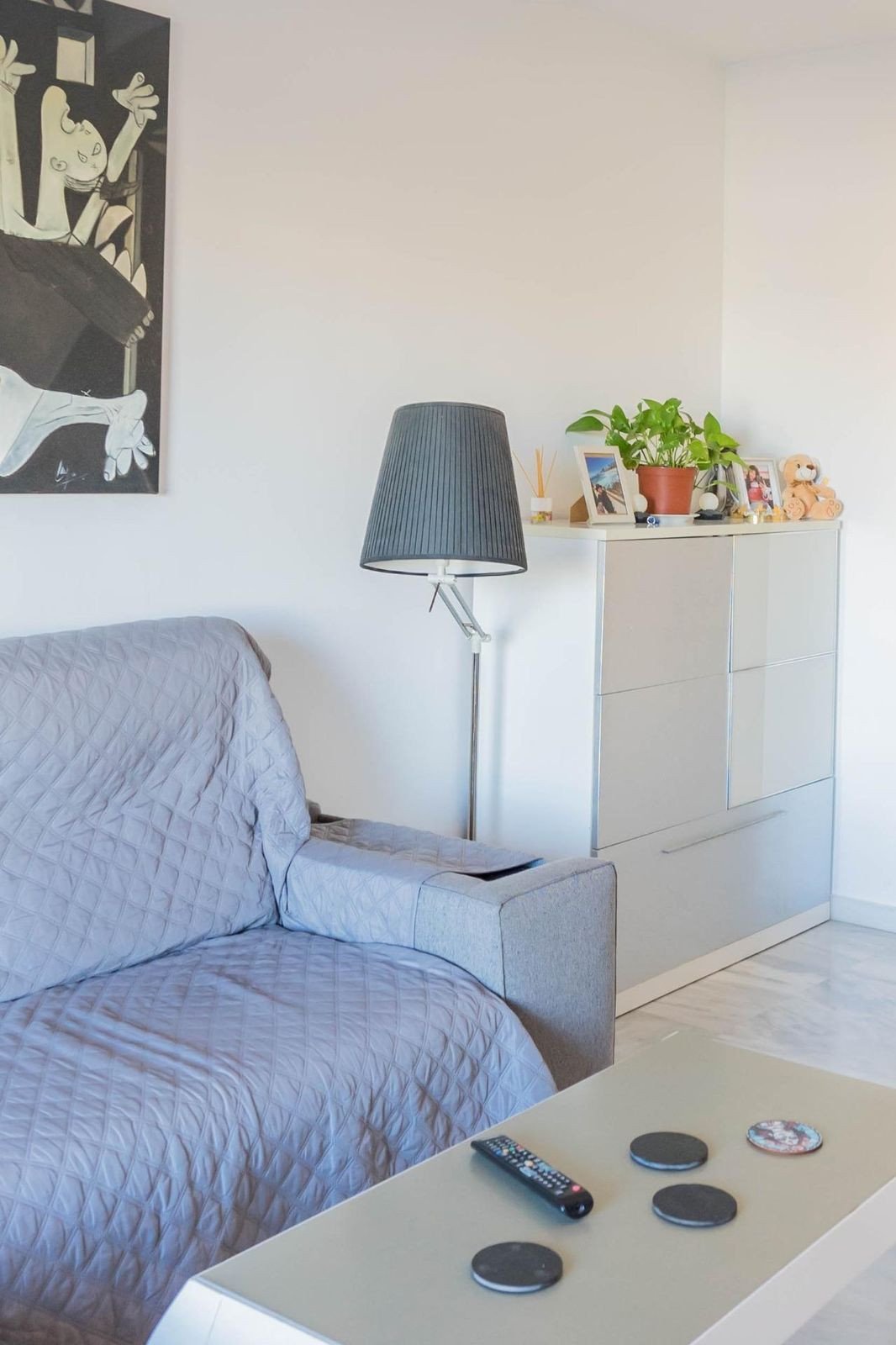 Helle Kapitalanlagewohnung mit Mietern, Terrasse und Pool, Riviera del Sol, Spanien