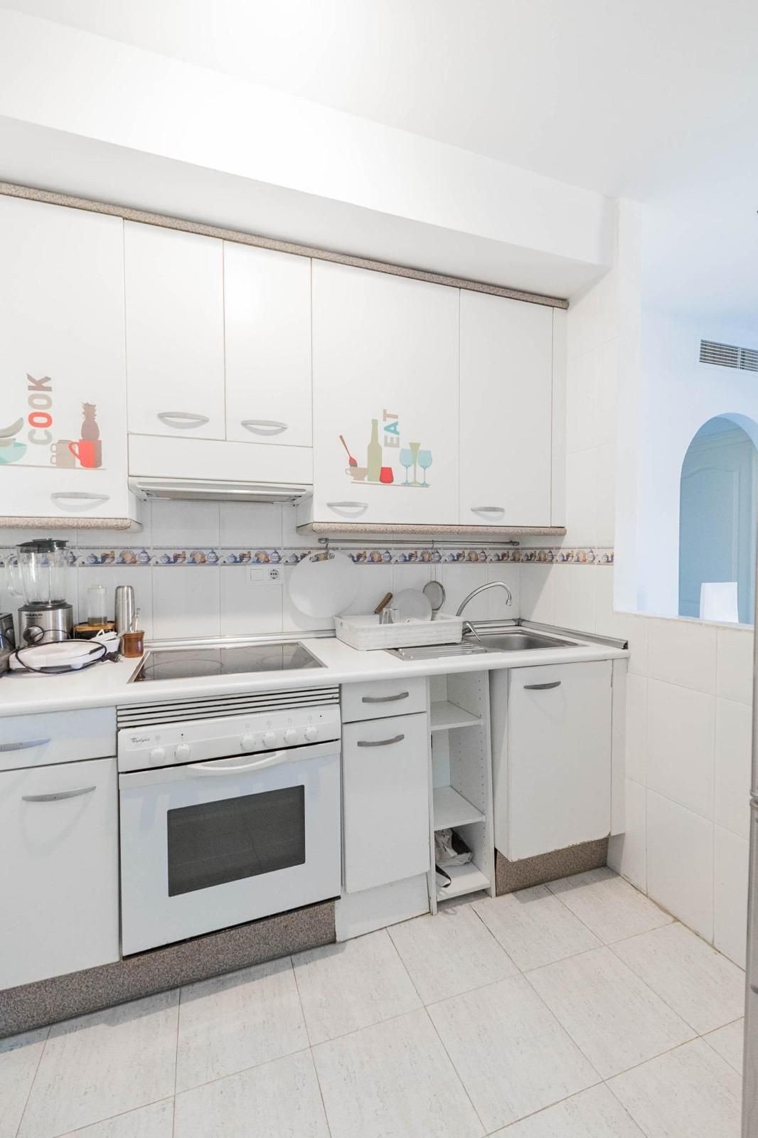 Helle Kapitalanlagewohnung mit Mietern, Terrasse und Pool, Riviera del Sol, Spanien
