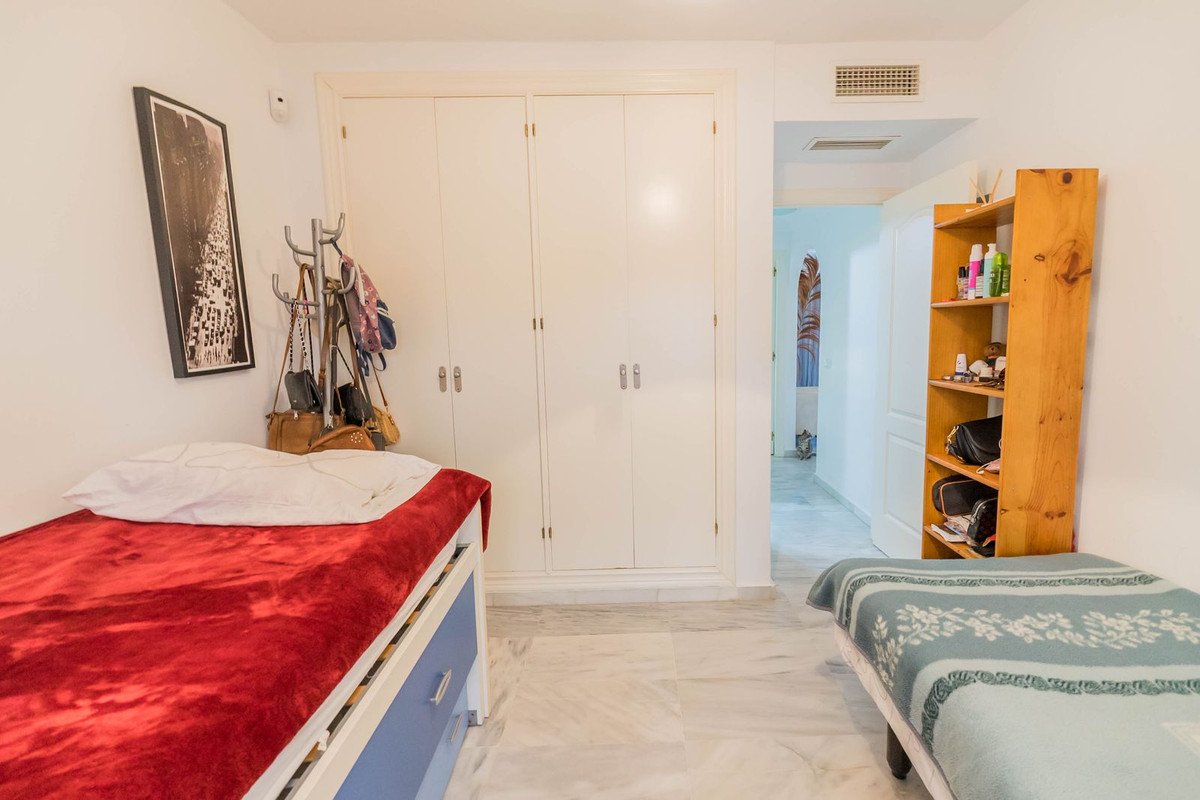 Helle Kapitalanlagewohnung mit Mietern, Terrasse und Pool, Riviera del Sol, Spanien