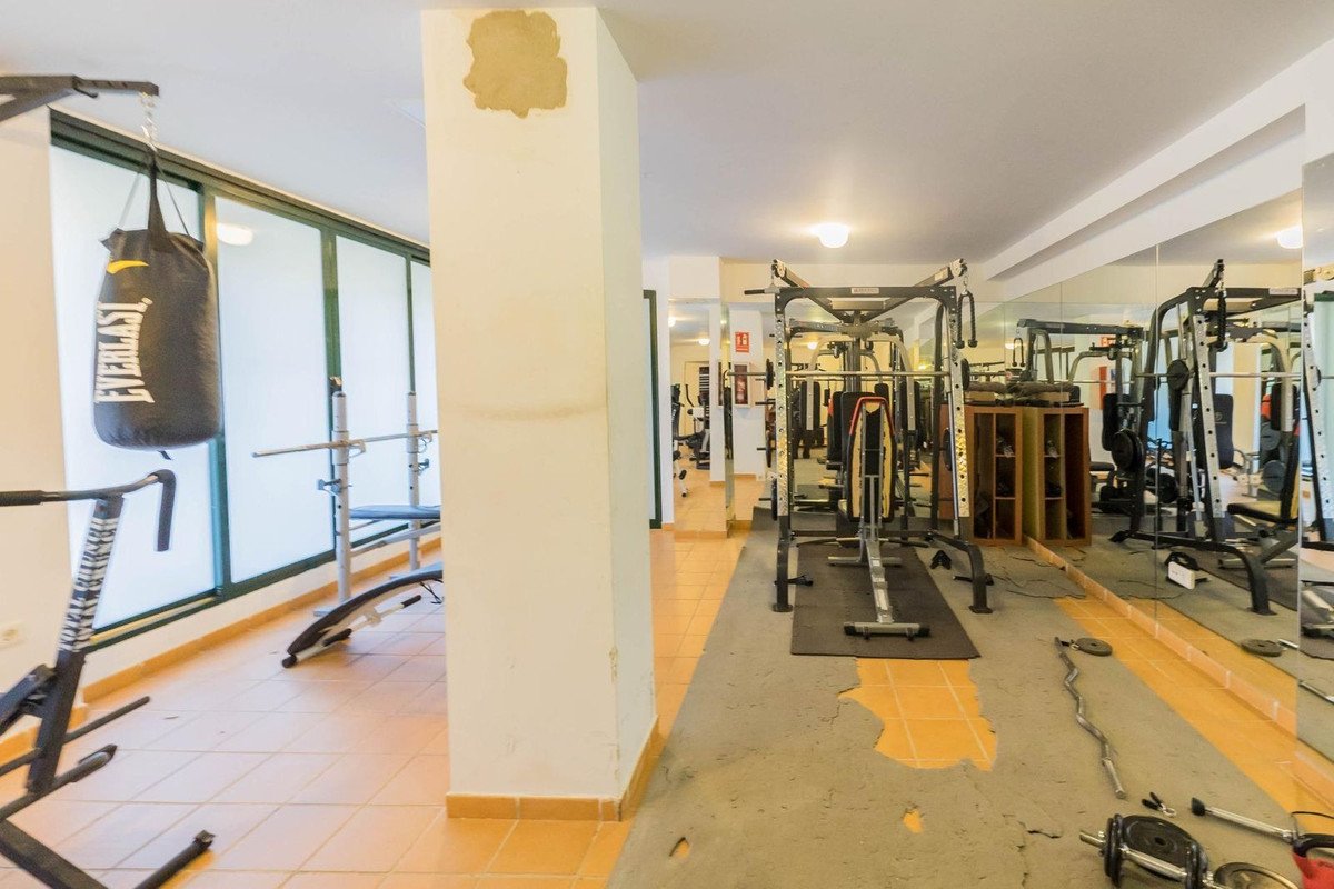 Helle Kapitalanlagewohnung mit Mietern, Terrasse und Pool, Riviera del Sol, Spanien