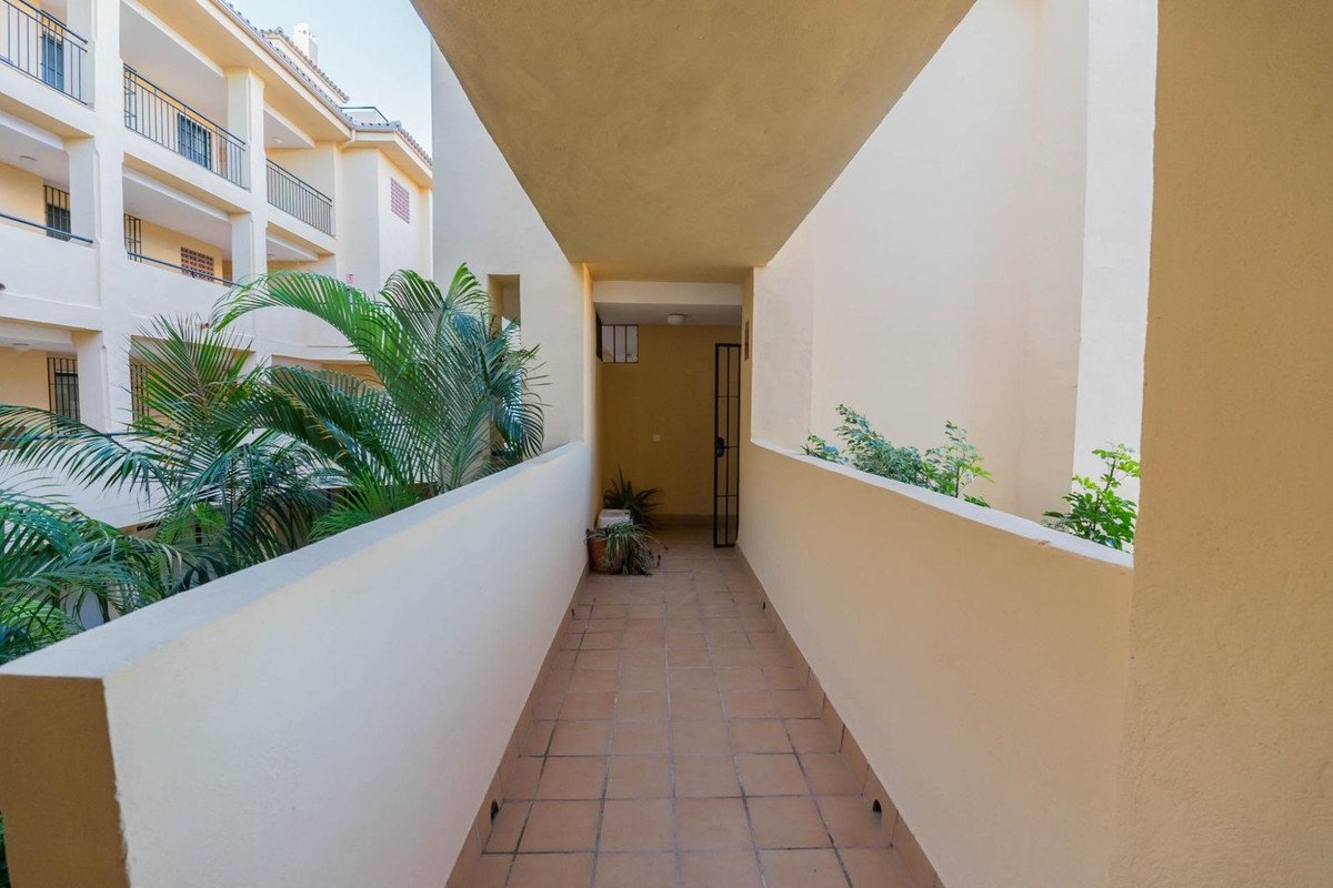 Helle Kapitalanlagewohnung mit Mietern, Terrasse und Pool, Riviera del Sol, Spanien