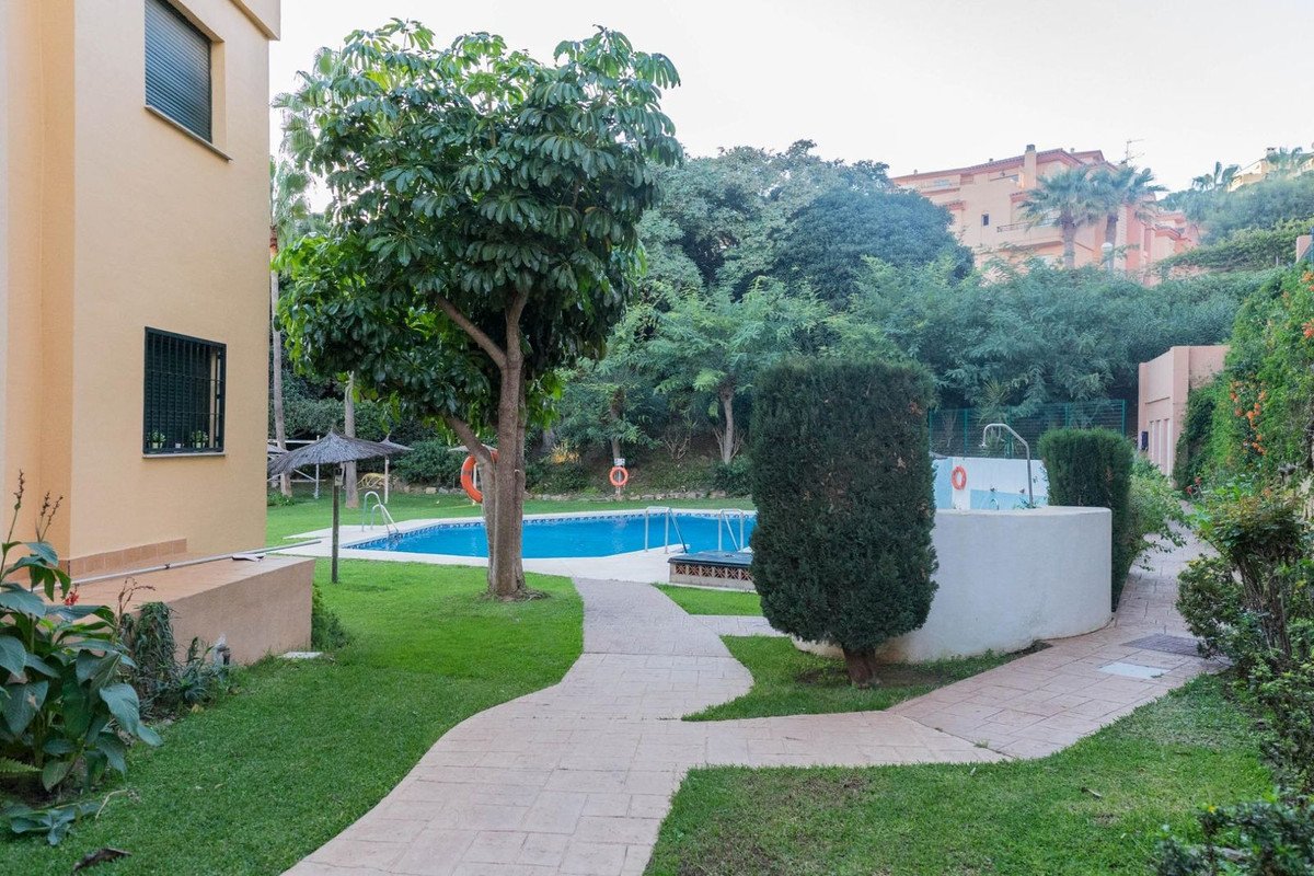 Helle Kapitalanlagewohnung mit Mietern, Terrasse und Pool, Riviera del Sol, Spanien