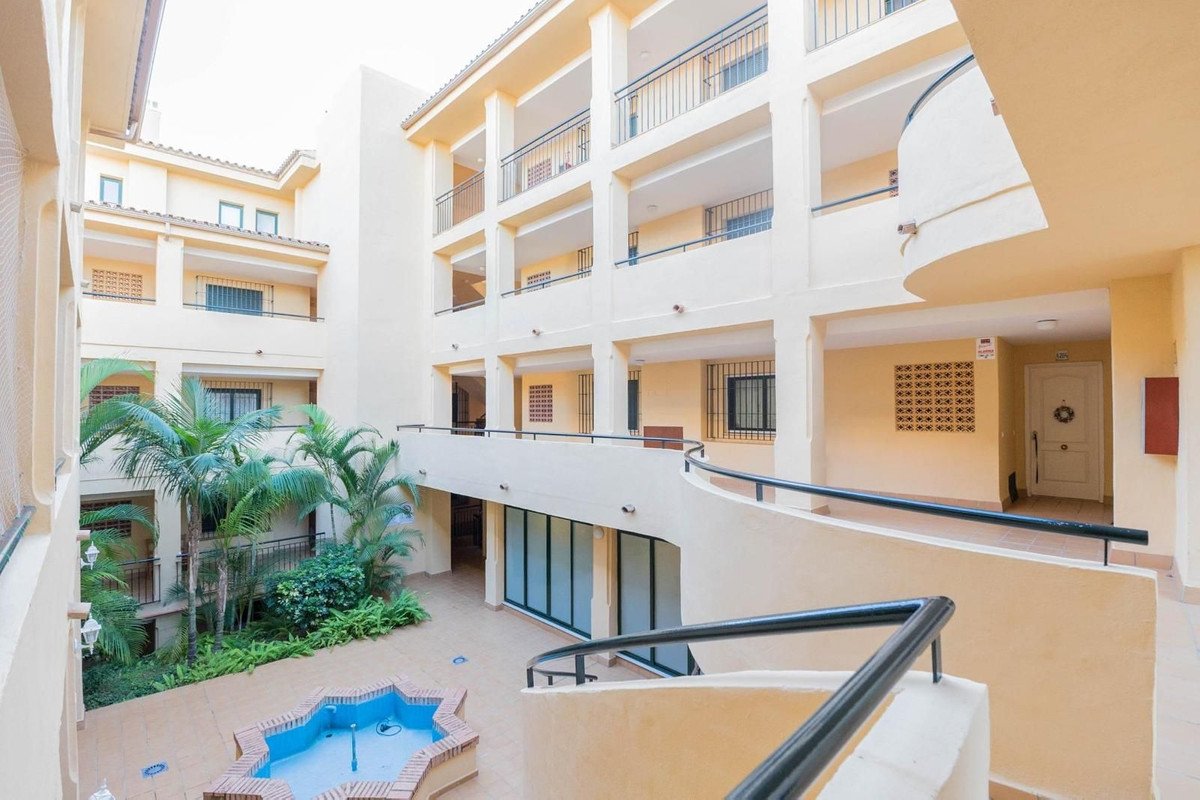 Helle Kapitalanlagewohnung mit Mietern, Terrasse und Pool, Riviera del Sol, Spanien