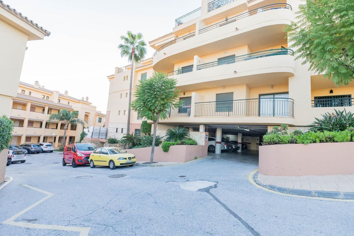 Helle Kapitalanlagewohnung mit Mietern, Terrasse und Pool, Riviera del Sol, Spanien